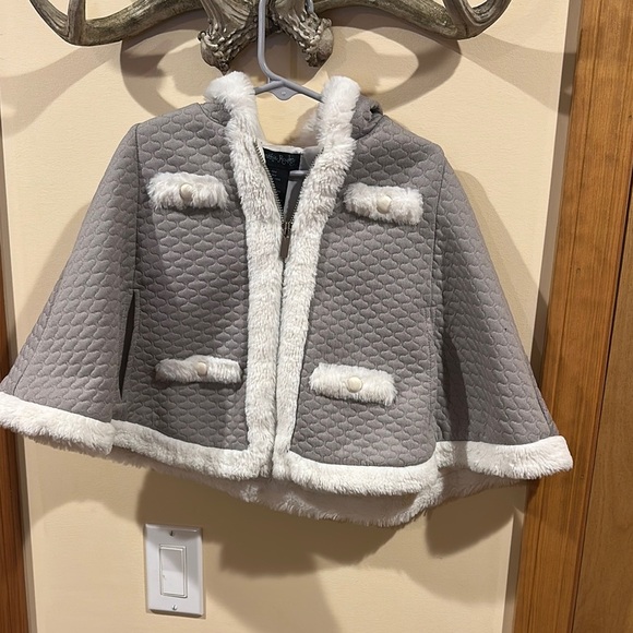 Cynthia Rowley Other - Cynthia Rowley Gray and White Quilted Cape with Plush Trim